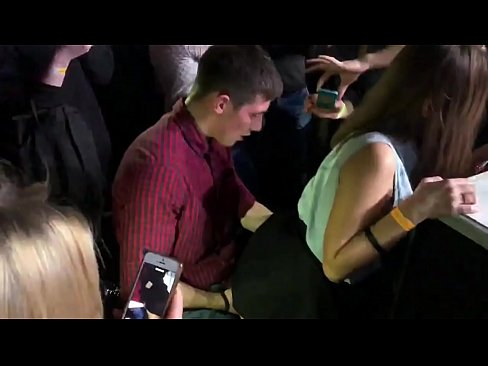 ❤️ هڪ روسي نائيٽ ڪلب ۾ حقيقي جنسي. 18 سالن جي روسي ڇوڪري مقعد ۽ وينجن ۾ هڪ نائيٽ ڪلب ۾ fucked مقعد فحش